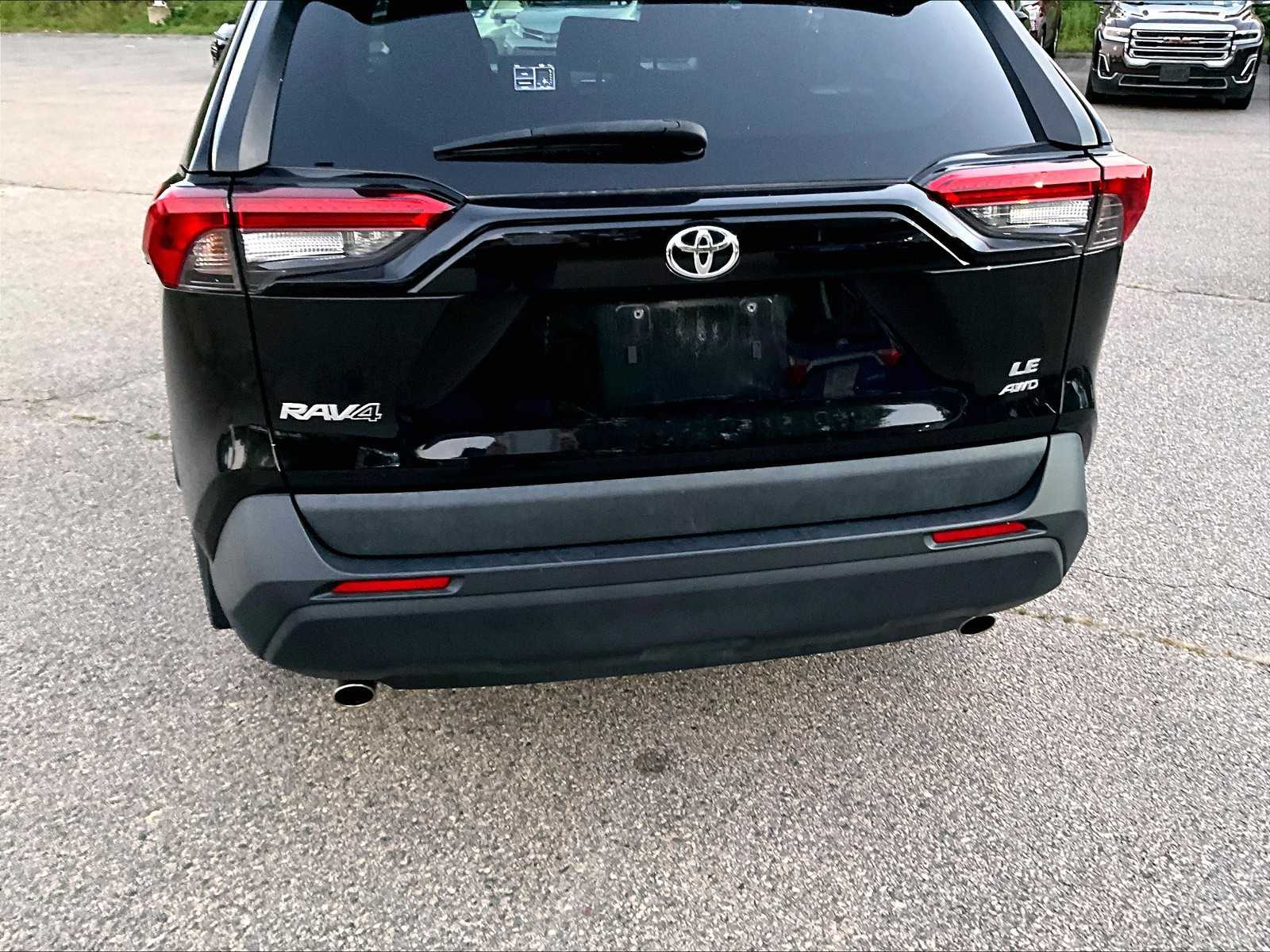 2022 Toyota RAV4 LE - Photo 7