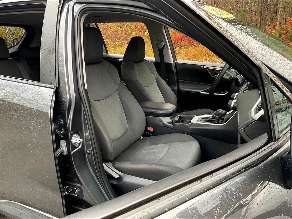 2021 Toyota RAV4 XLE - Photo 11