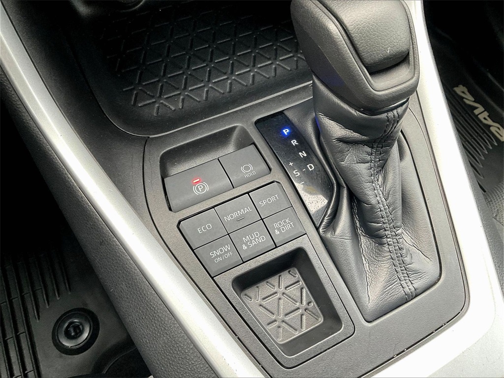 2021 Toyota RAV4 XLE - Photo 12