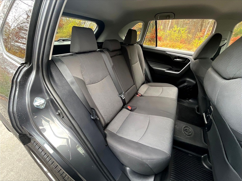 2021 Toyota RAV4 XLE - Photo 19