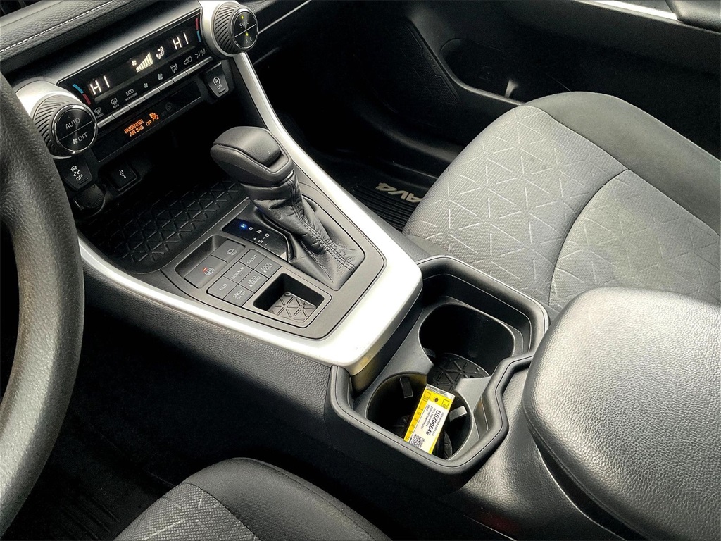 2021 Toyota RAV4 XLE - Photo 20