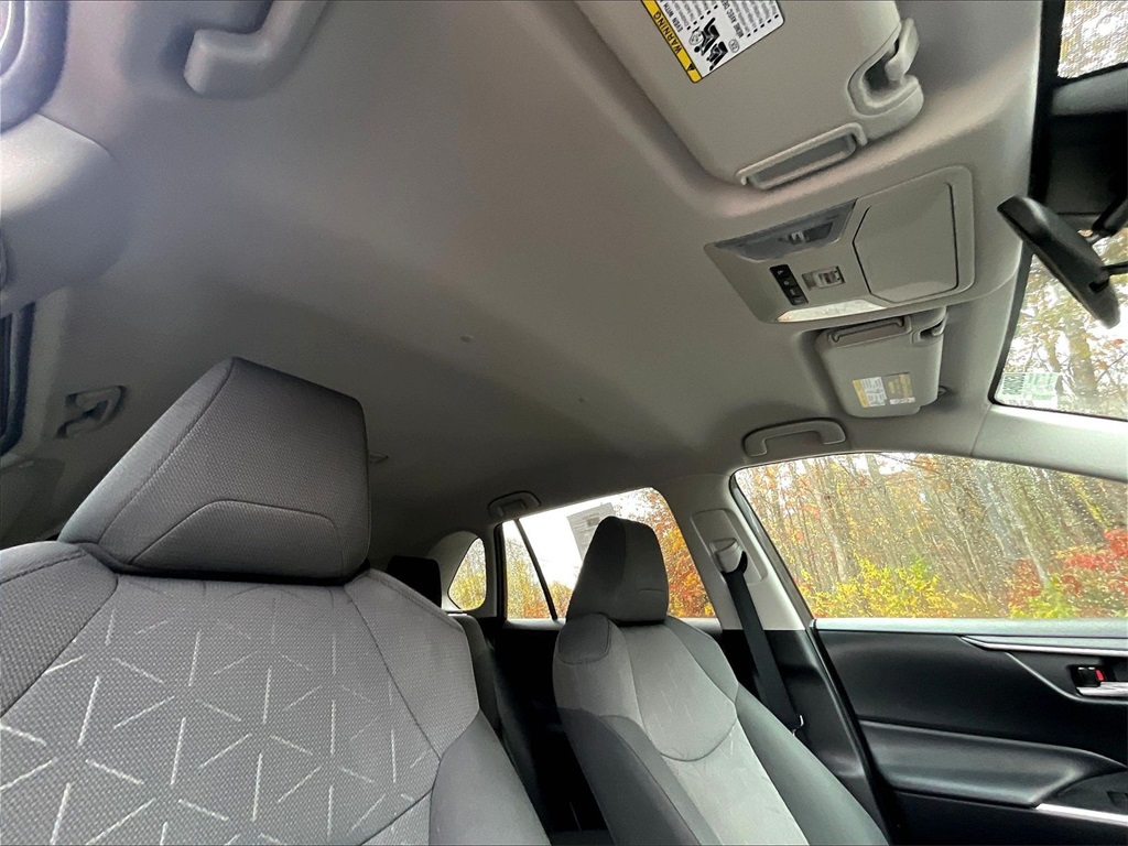 2021 Toyota RAV4 XLE - Photo 7