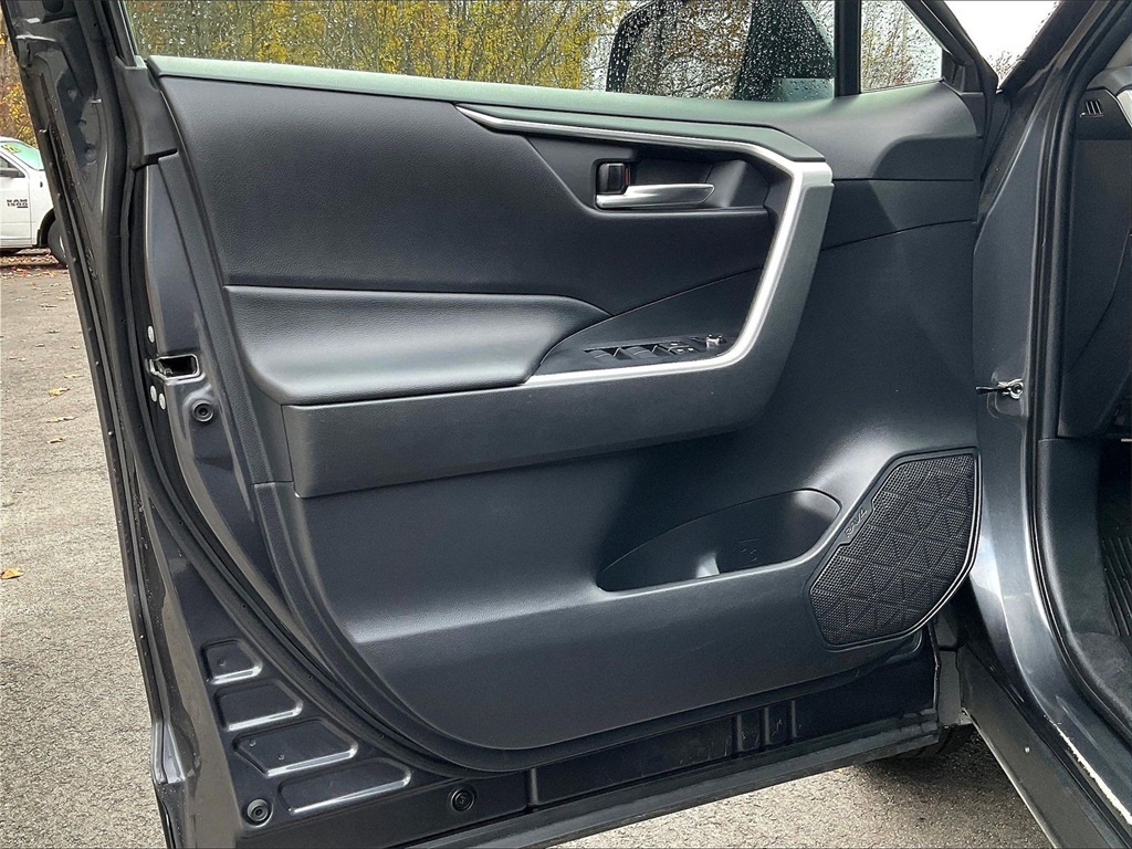 2021 Toyota RAV4 XLE - Photo 9
