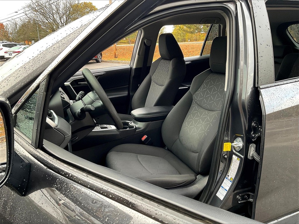 2021 Toyota RAV4 XLE - Photo 10