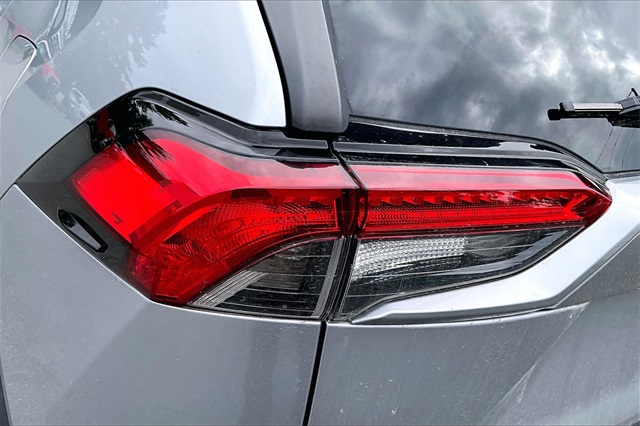 2021 Toyota RAV4 XLE - Photo 31
