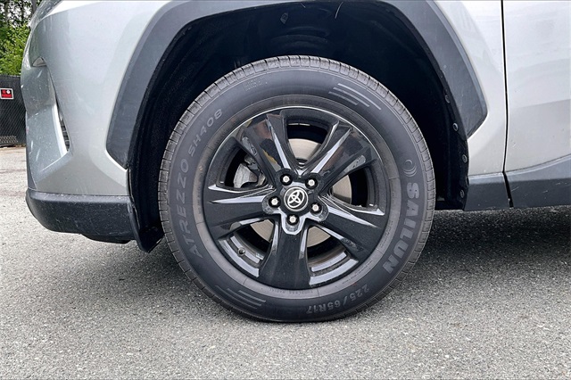 2021 Toyota RAV4 XLE - Photo 9