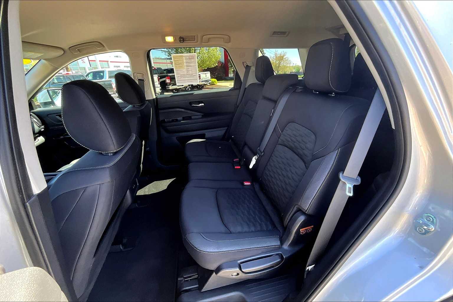 2022 Nissan Pathfinder SV - Photo 15