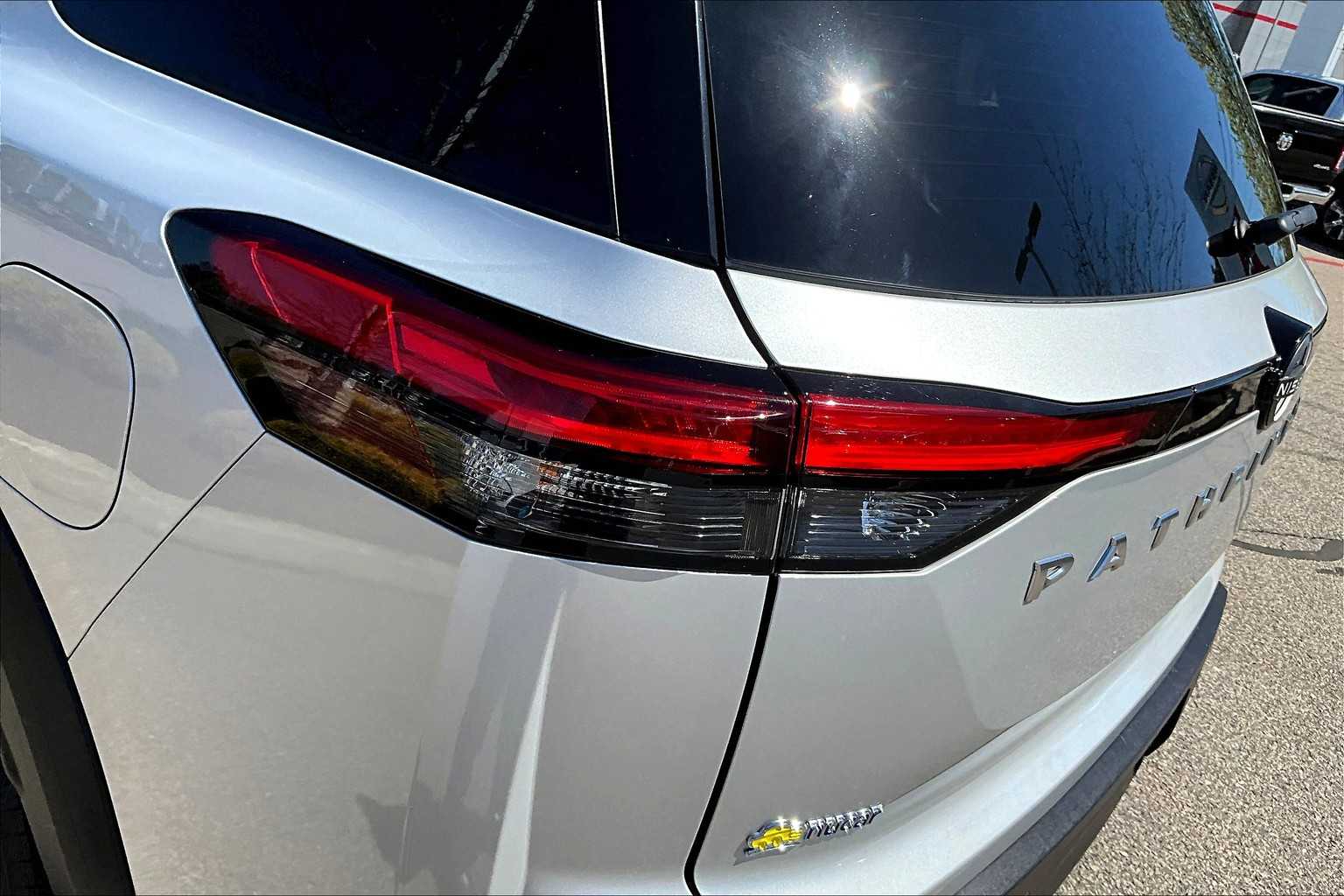 2022 Nissan Pathfinder SV - Photo 33