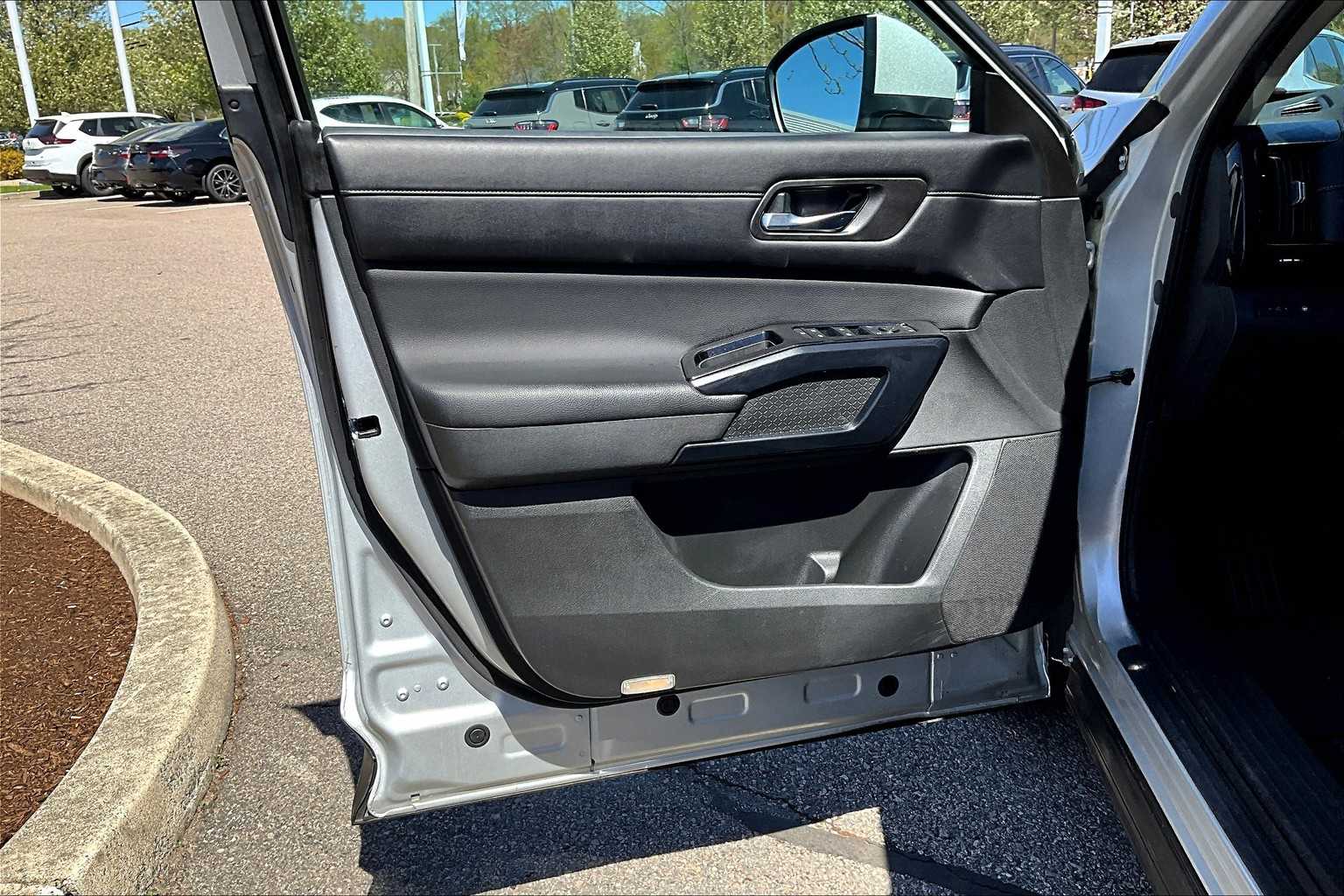 2022 Nissan Pathfinder SV - Photo 9