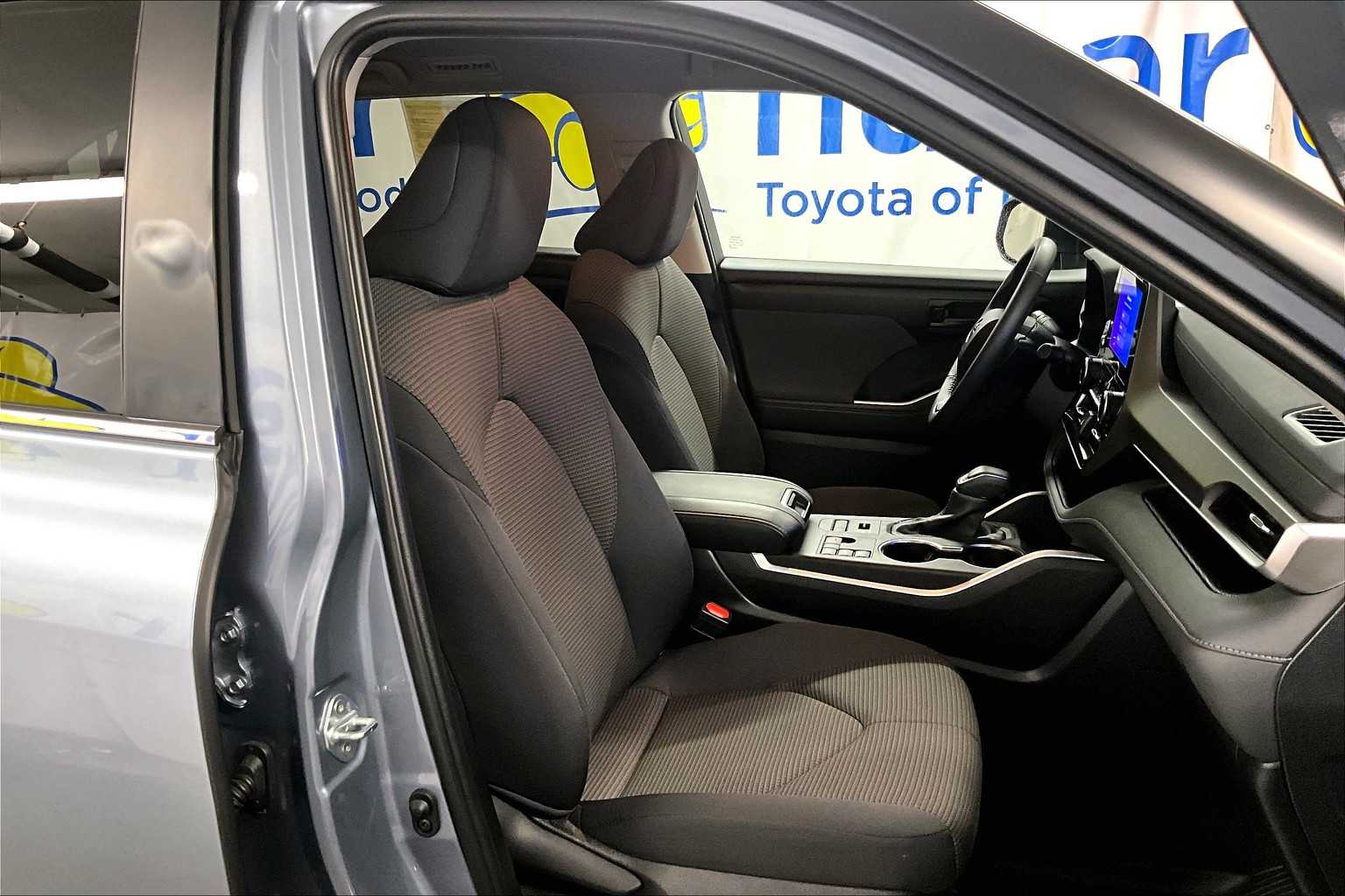 2024 Toyota Highlander LE - Photo 11