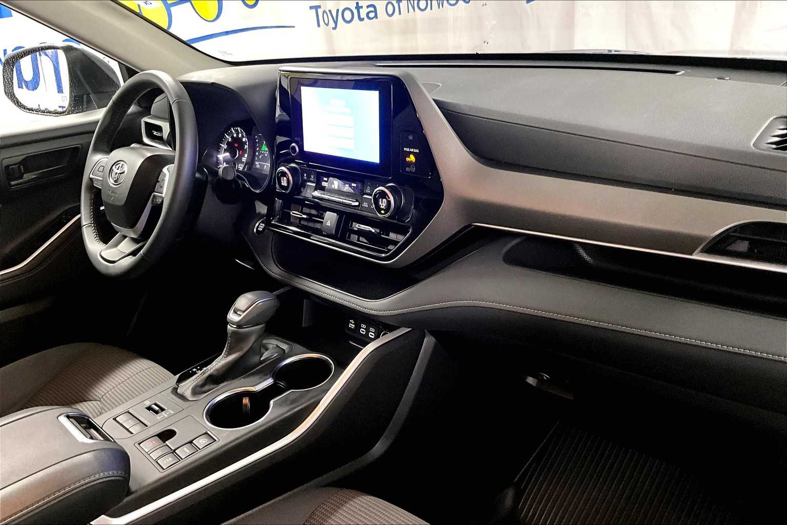 2024 Toyota Highlander LE - Photo 14