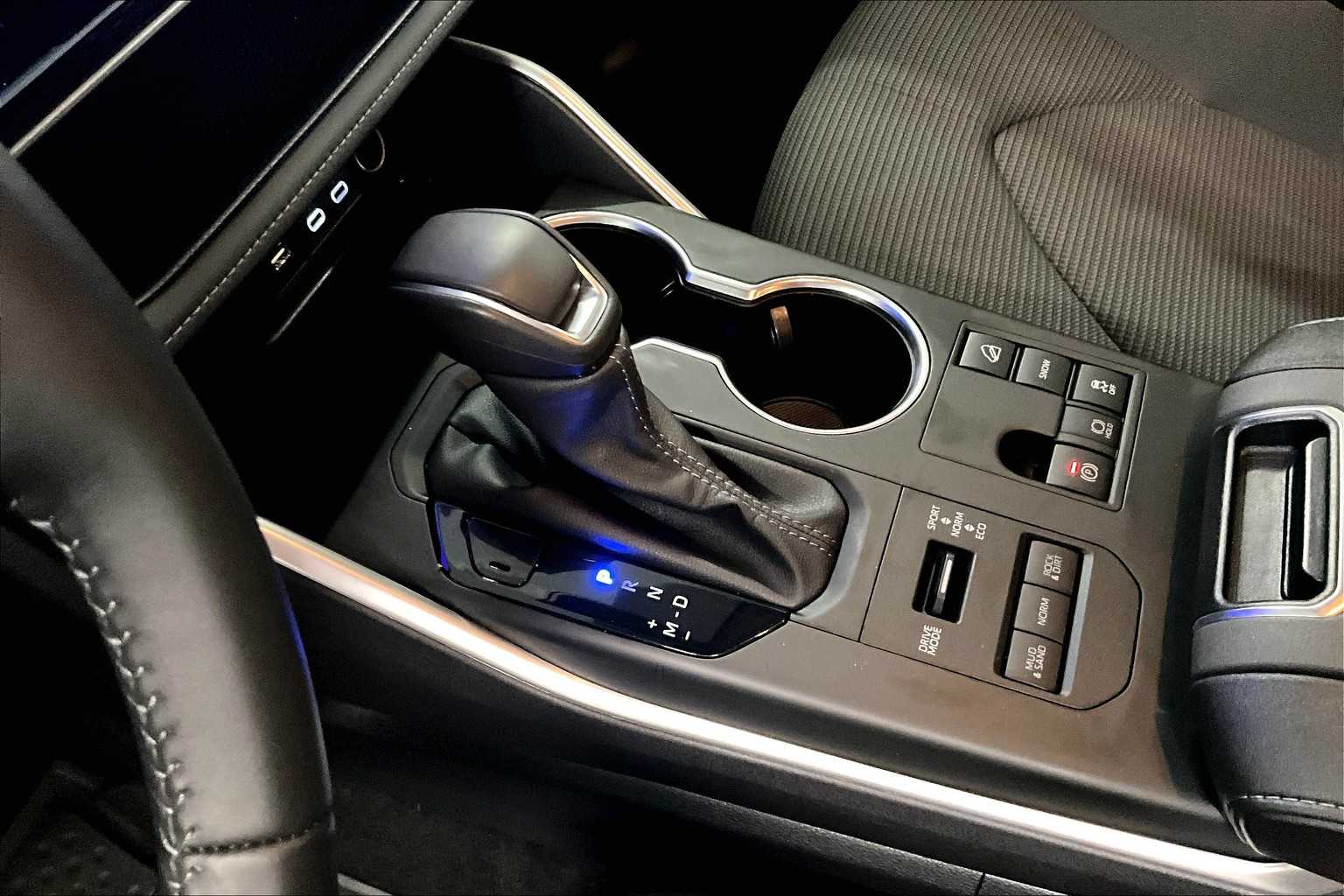2024 Toyota Highlander LE - Photo 21