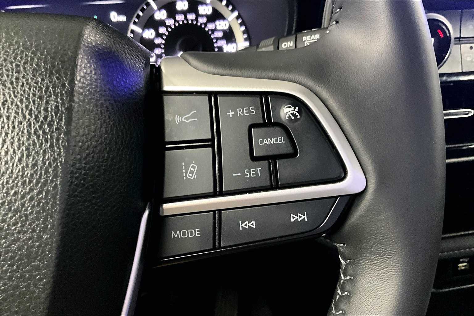2024 Toyota Highlander LE - Photo 24