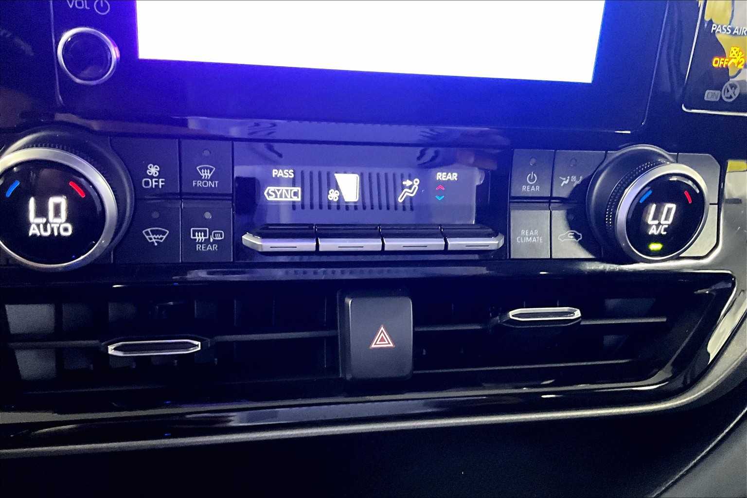 2024 Toyota Highlander LE - Photo 26