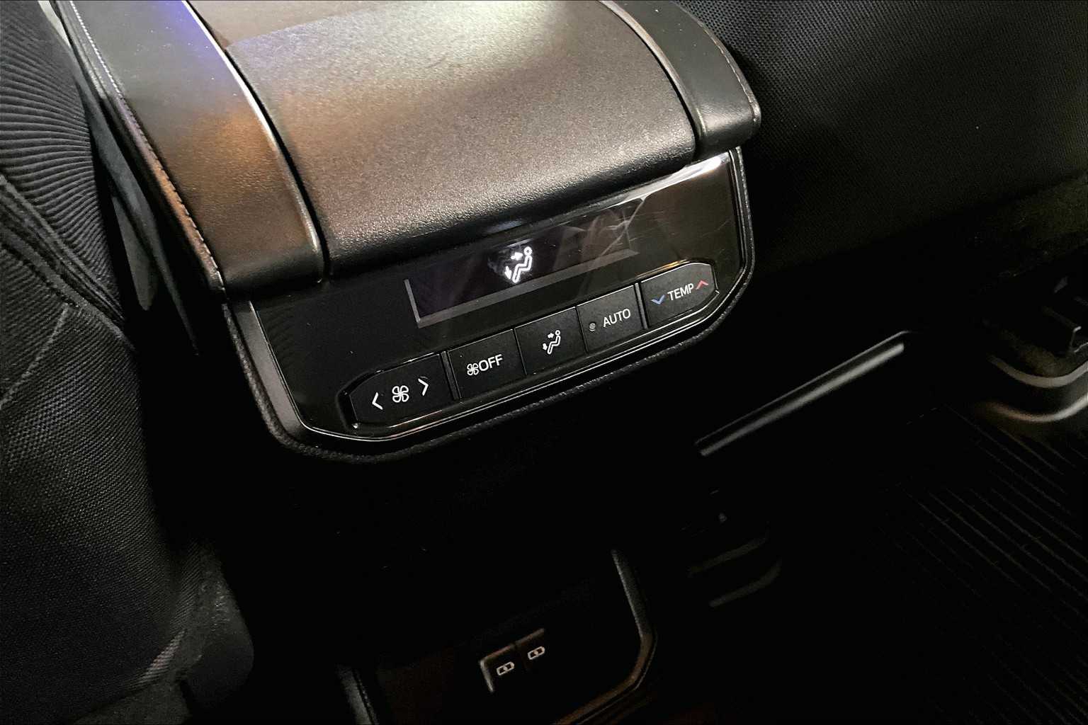 2024 Toyota Highlander LE - Photo 28