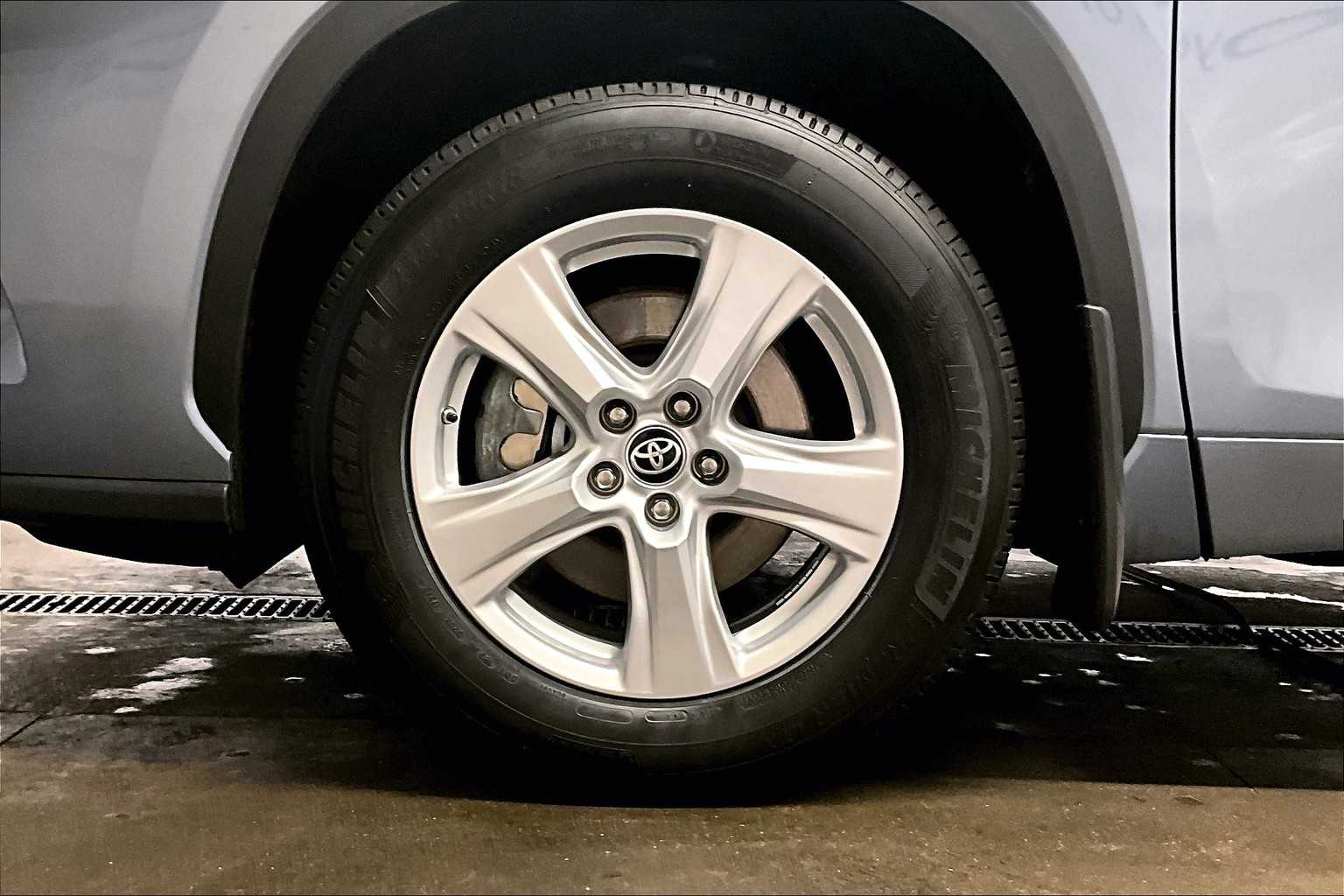 2024 Toyota Highlander LE - Photo 7