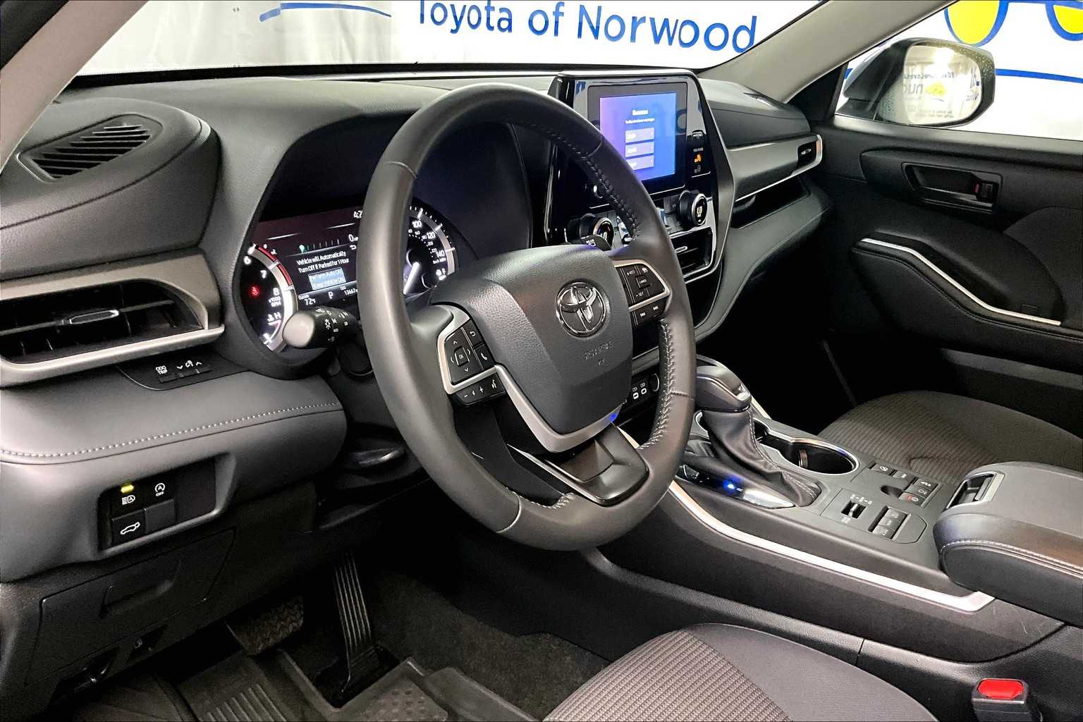 2024 Toyota Highlander LE - Photo 8