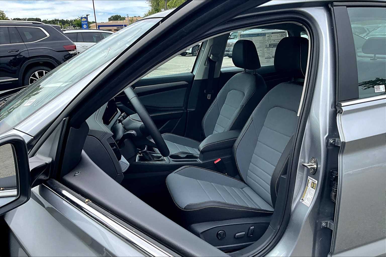 2025 Volkswagen Jetta SE - Photo 11