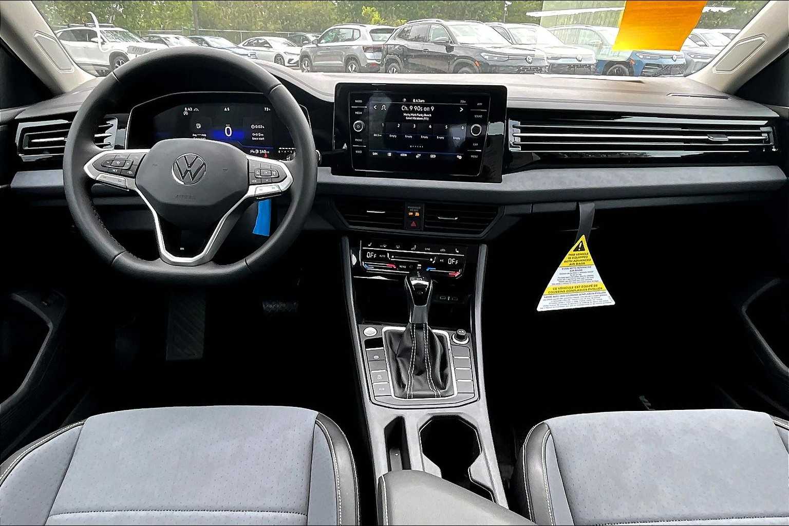 2025 Volkswagen Jetta SE - Photo 12