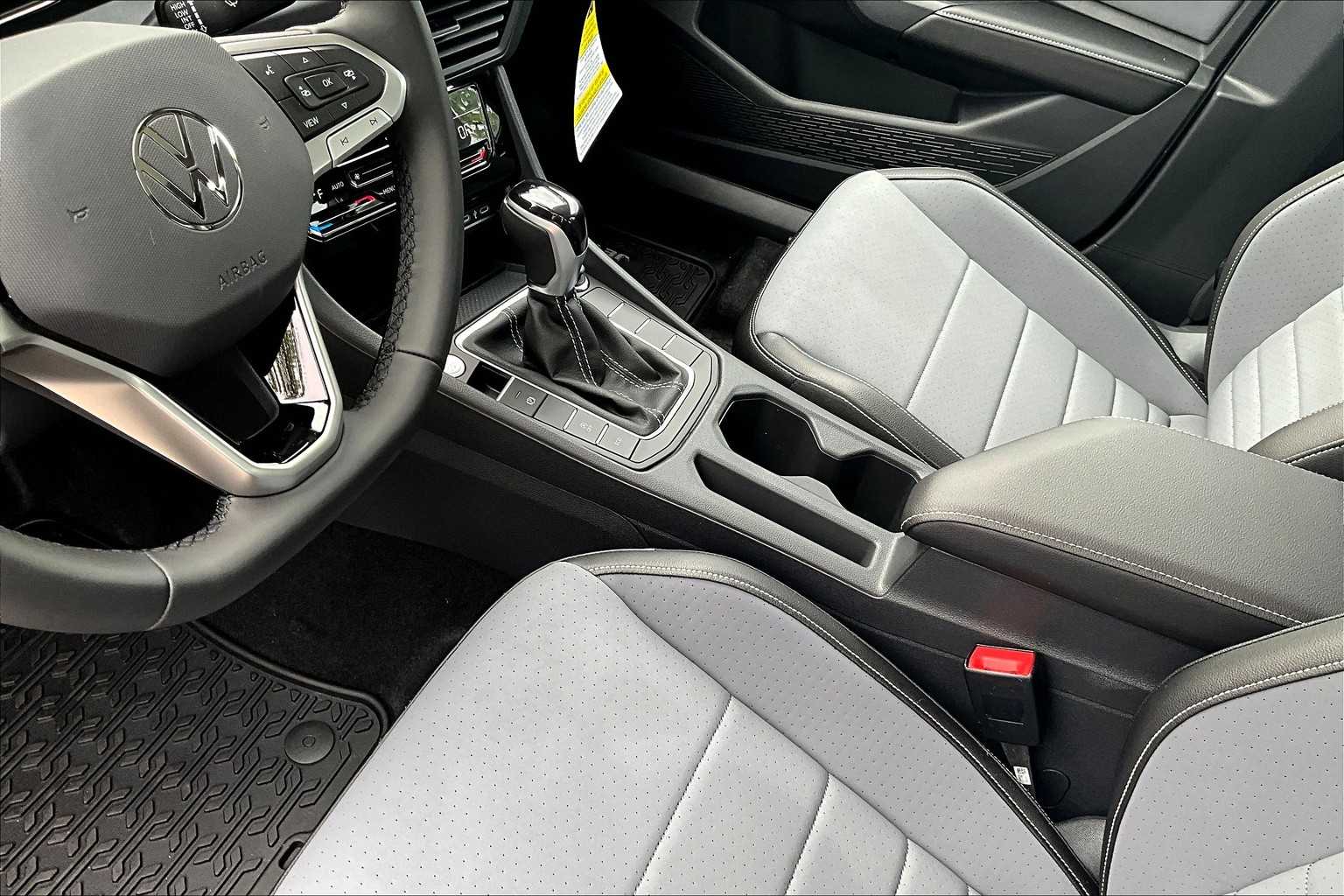 2025 Volkswagen Jetta SE - Photo 14