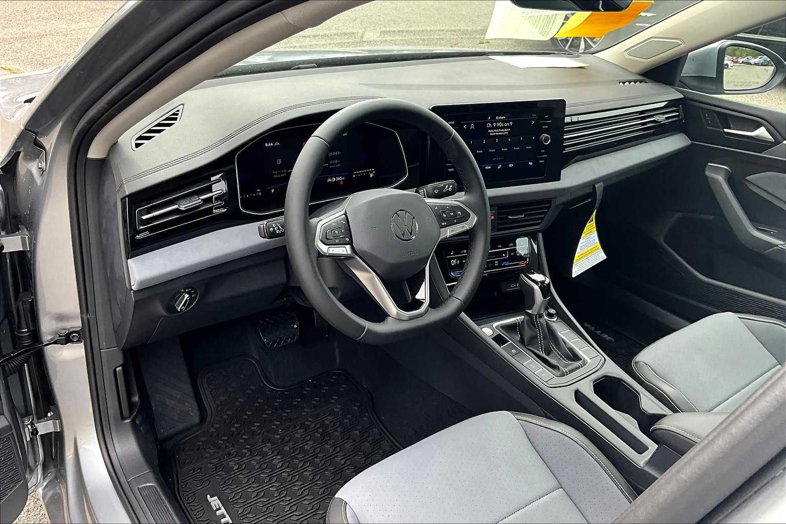 2025 Volkswagen Jetta SE - Photo 9