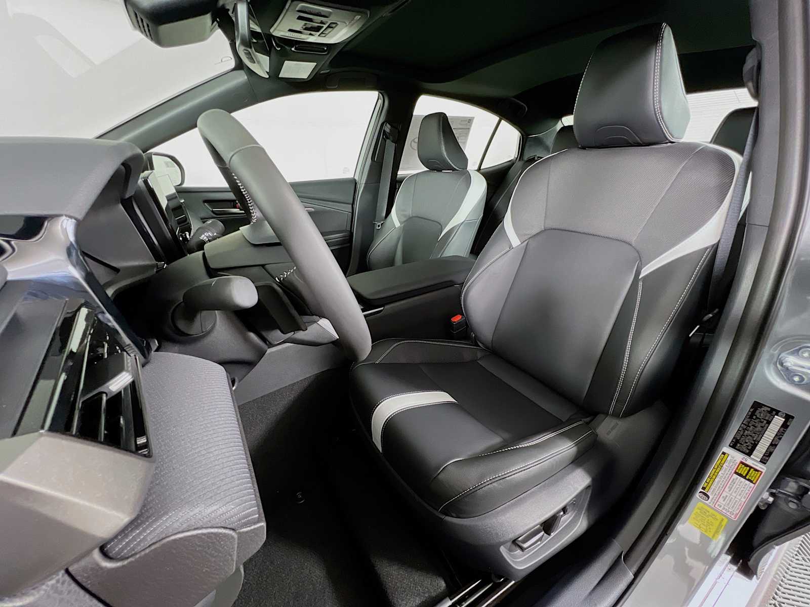 2025 Toyota Camry SE - Photo 12