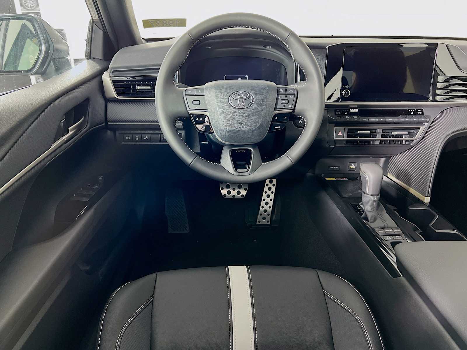 2025 Toyota Camry SE - Photo 15