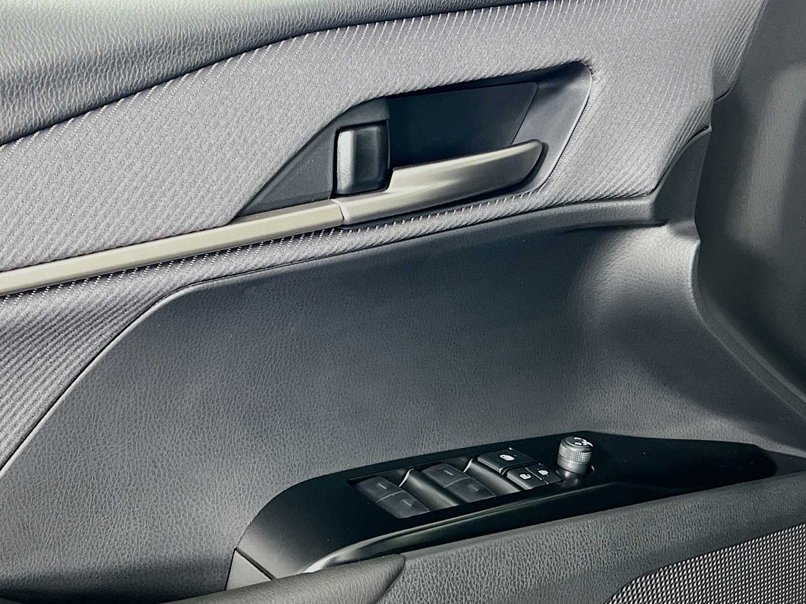 2025 Toyota Camry SE - Photo 16