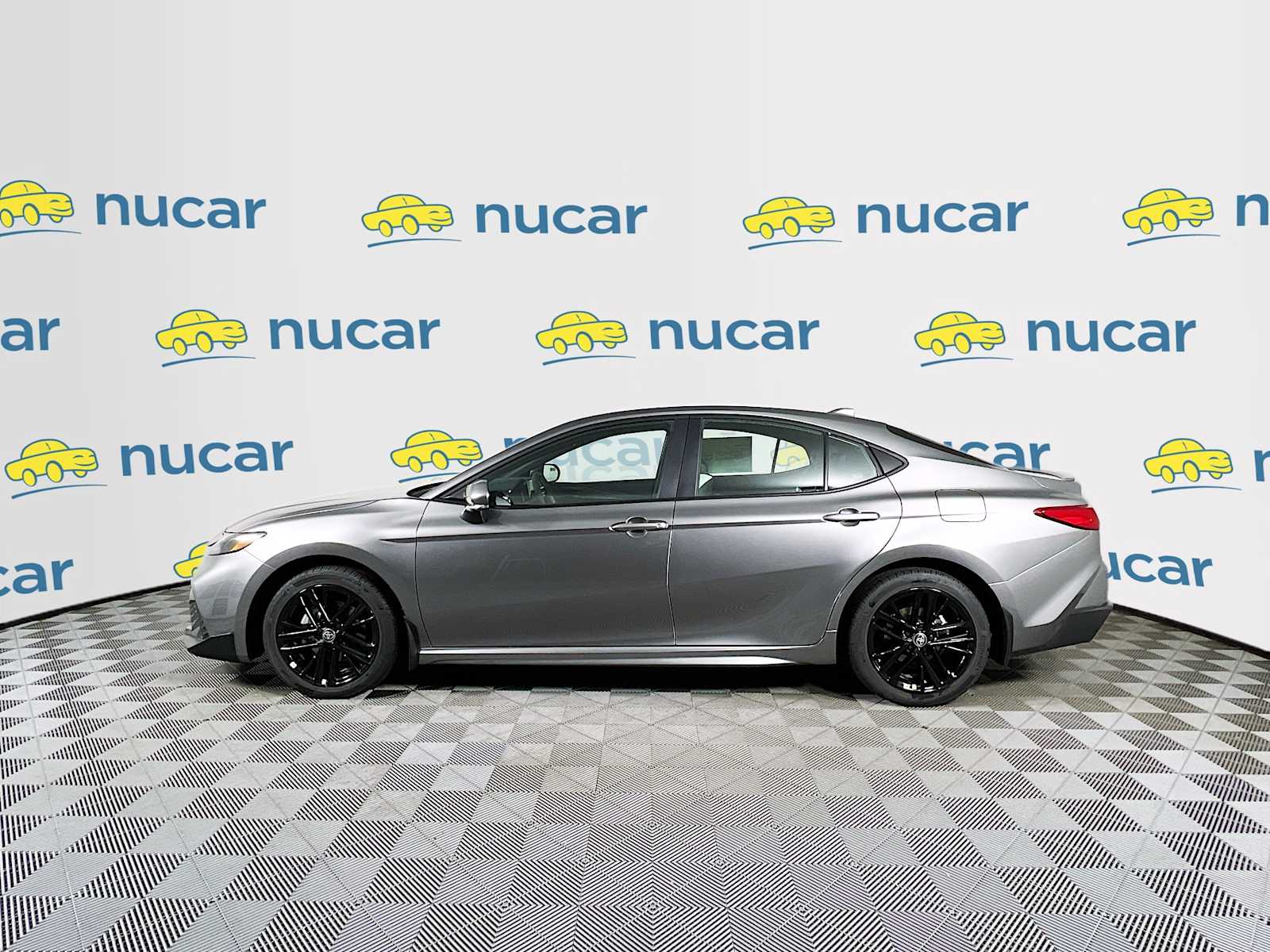 2025 Toyota Camry SE - Photo 3