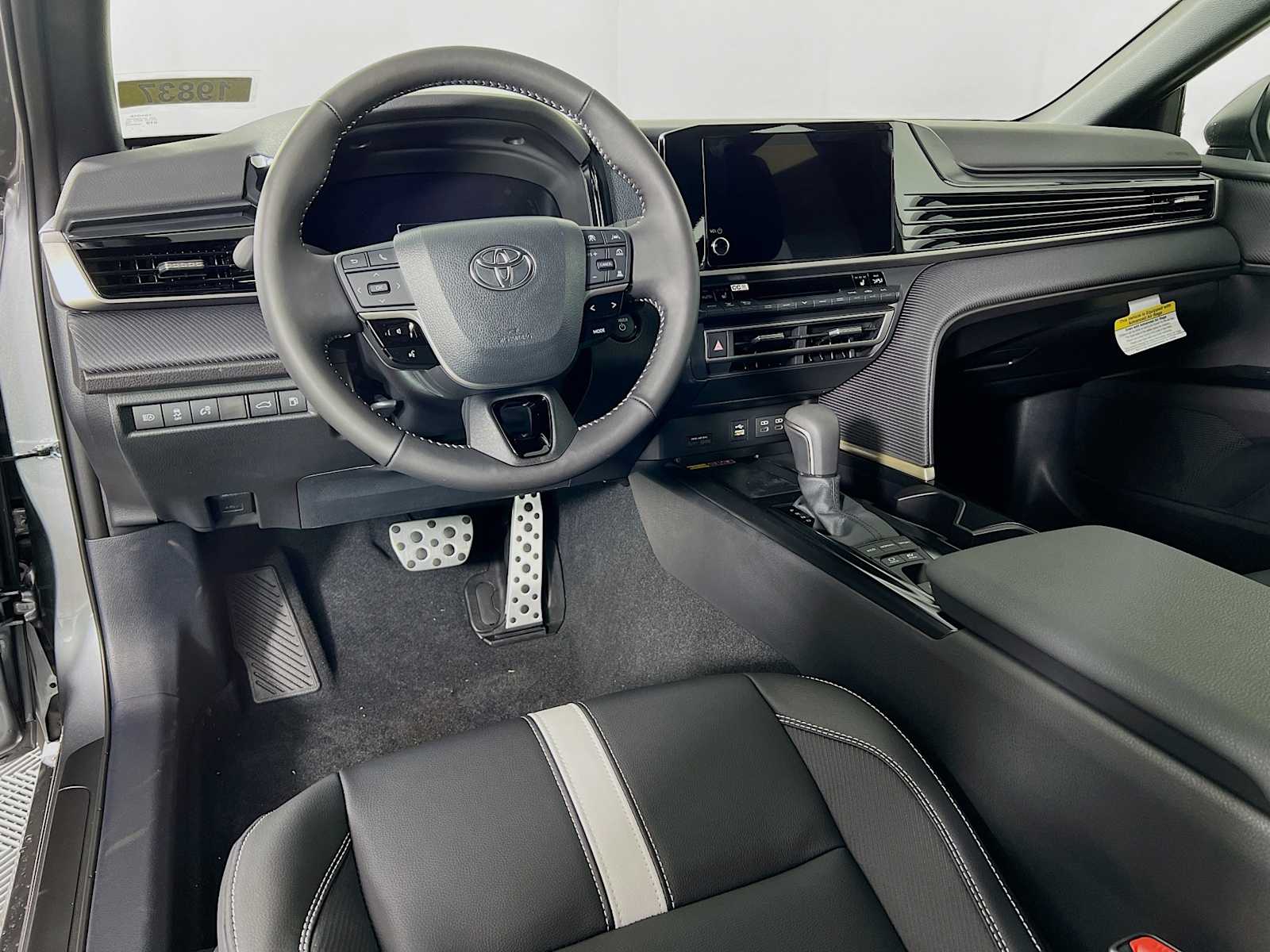 2025 Toyota Camry SE - Photo 6