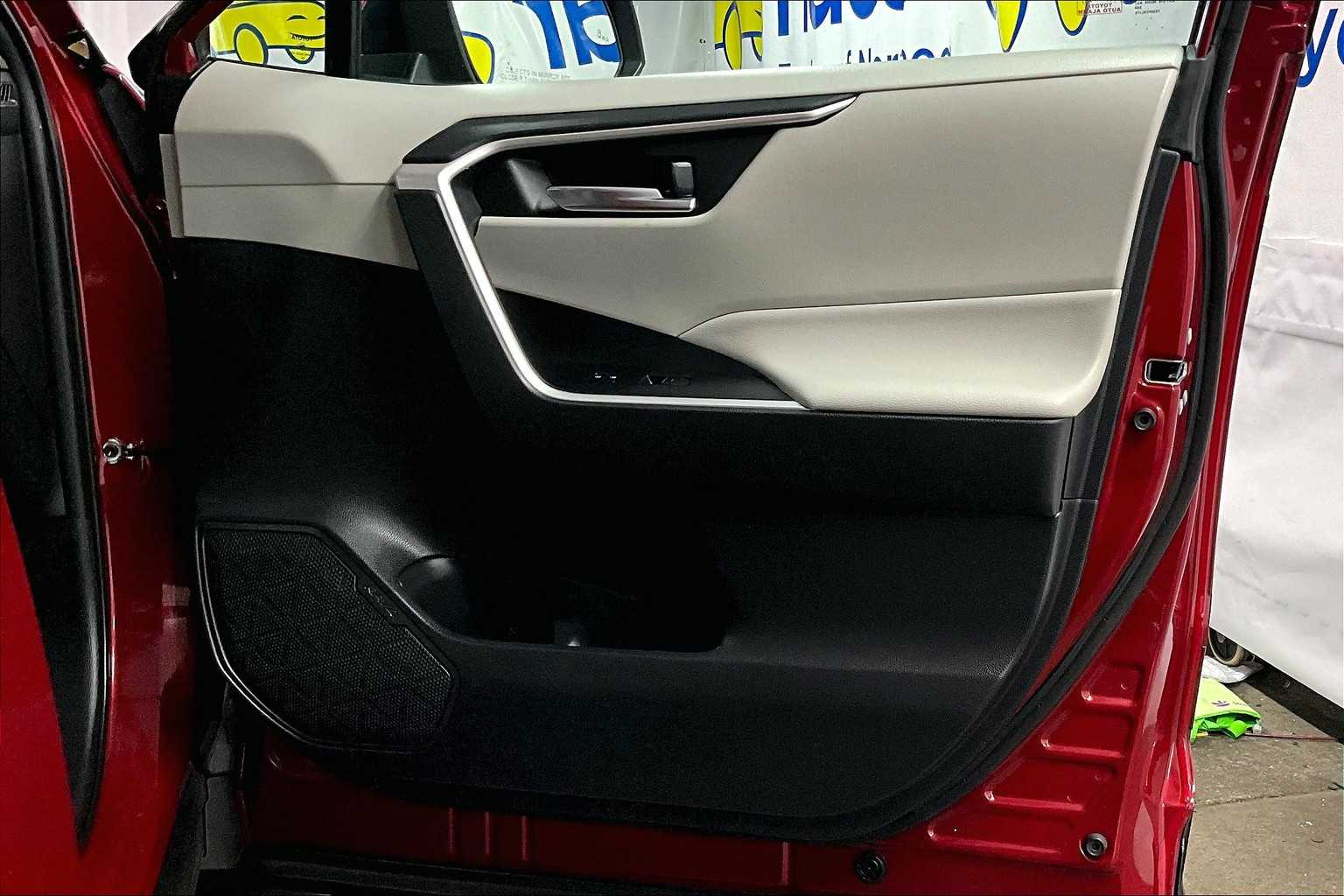 2022 Toyota RAV4 XLE - Photo 12