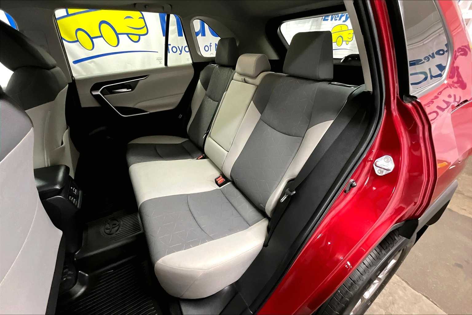 2022 Toyota RAV4 XLE - Photo 15
