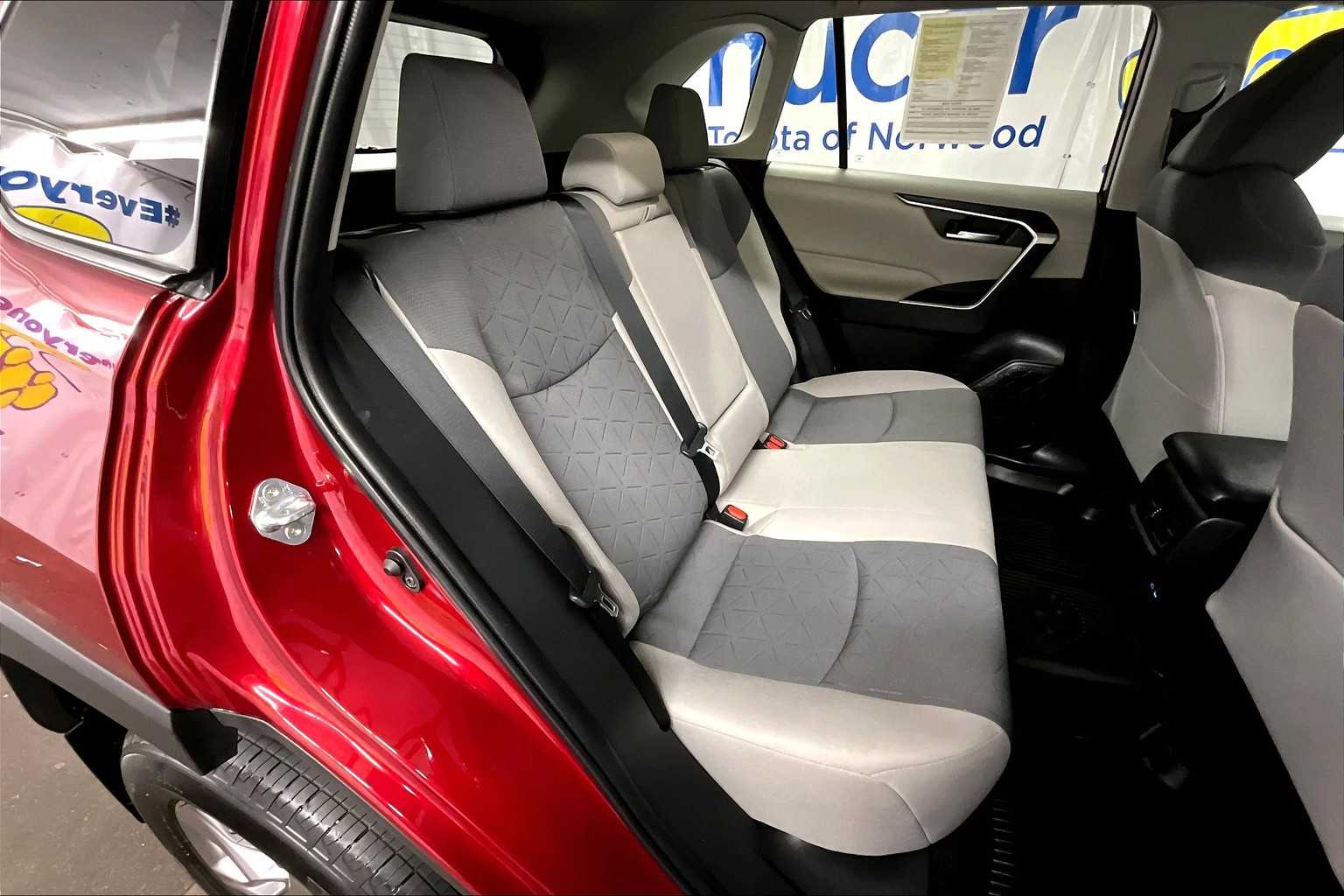 2022 Toyota RAV4 XLE - Photo 16