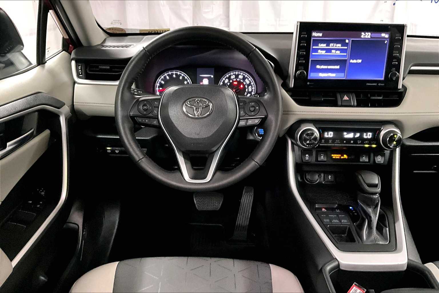 2022 Toyota RAV4 XLE - Photo 17