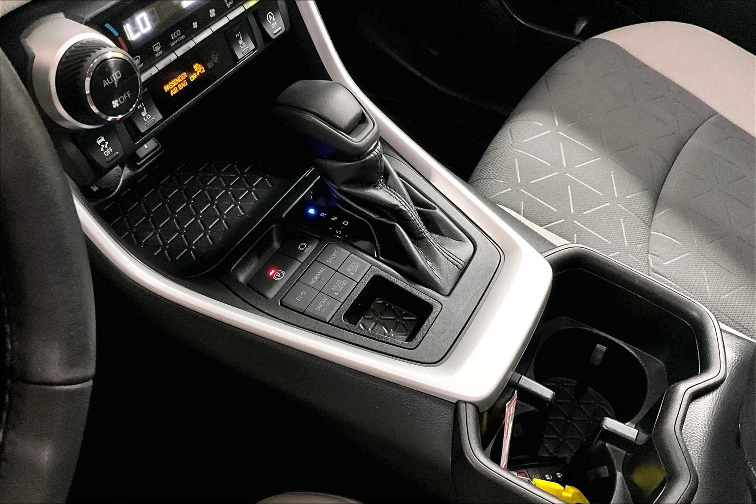 2022 Toyota RAV4 XLE - Photo 20