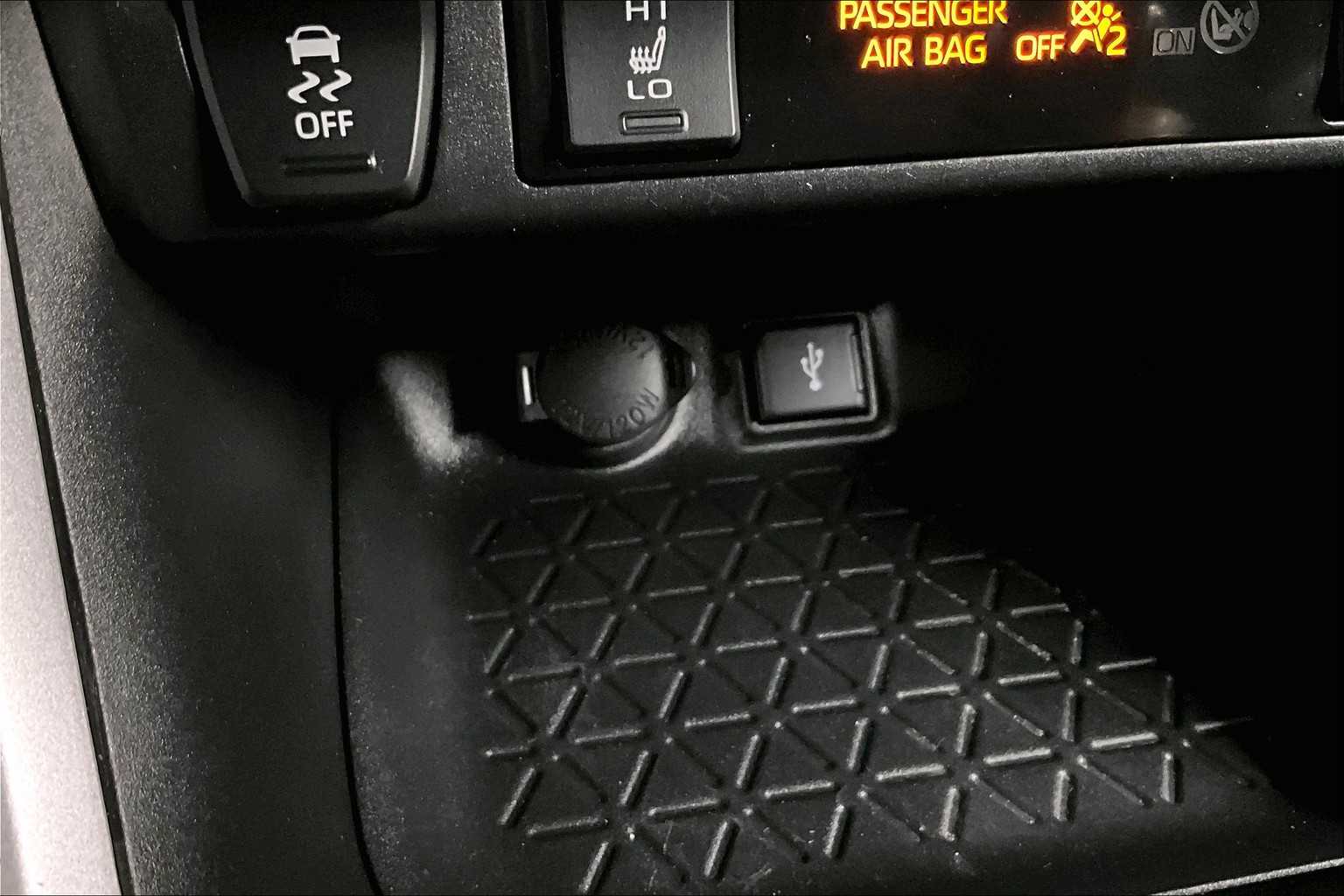 2022 Toyota RAV4 XLE - Photo 27