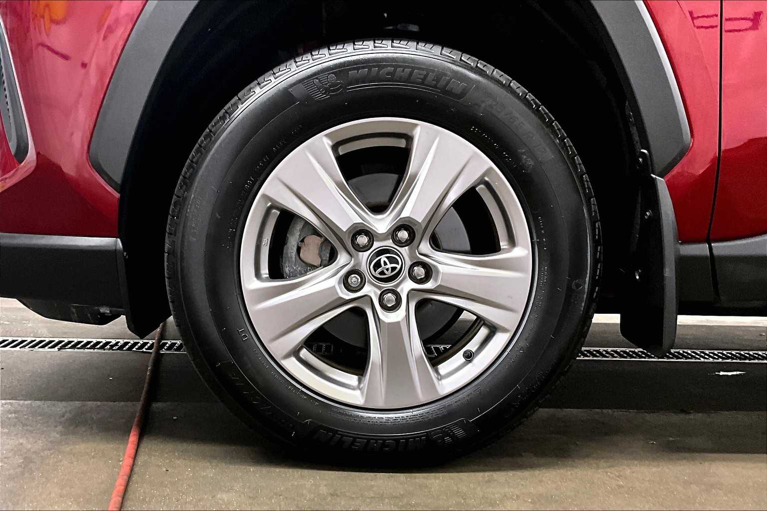 2022 Toyota RAV4 XLE - Photo 7