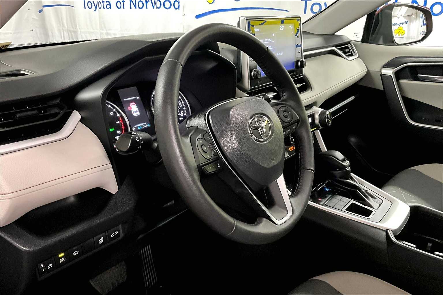 2022 Toyota RAV4 XLE - Photo 8