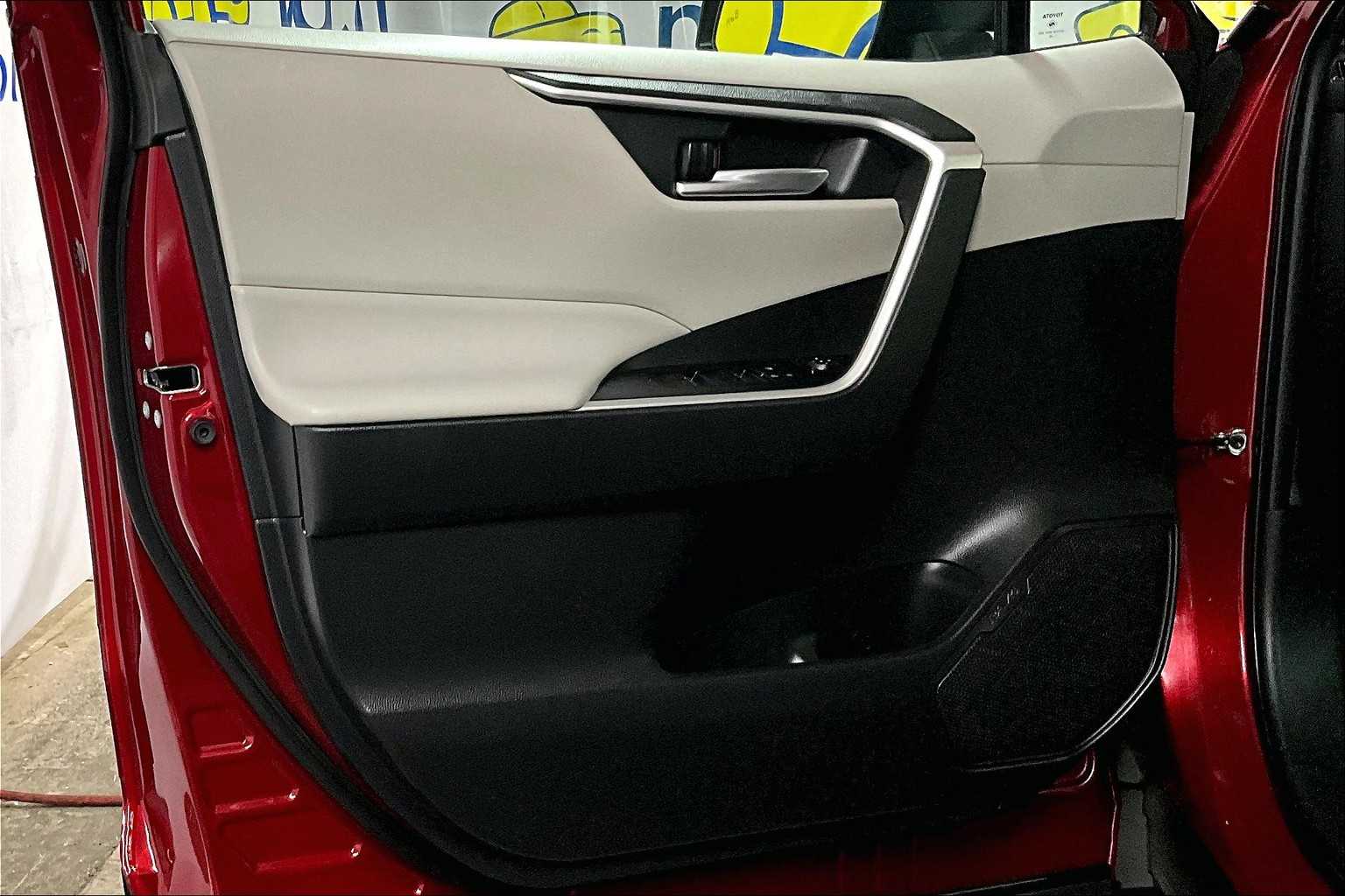 2022 Toyota RAV4 XLE - Photo 9