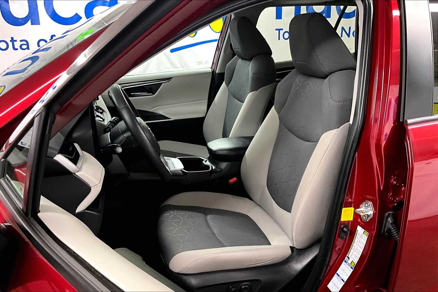 2022 Toyota RAV4 XLE - Photo 10