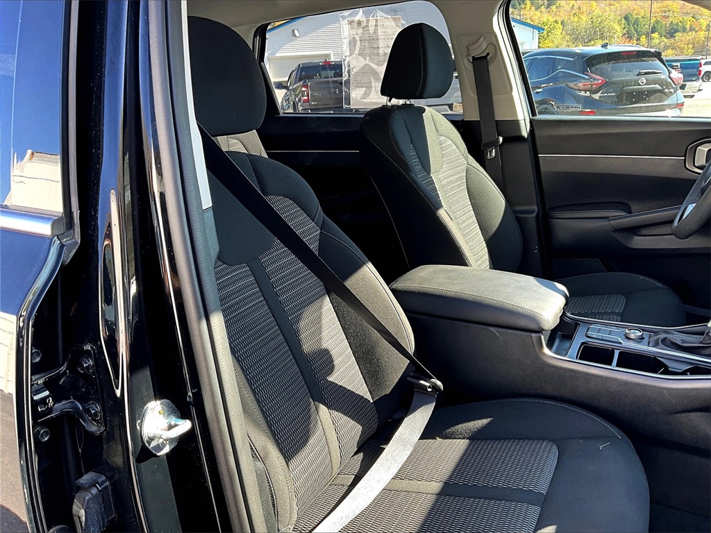 2022 Kia Sorento LX - Photo 11
