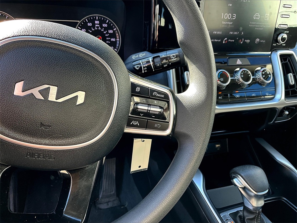 2022 Kia Sorento LX - Photo 23