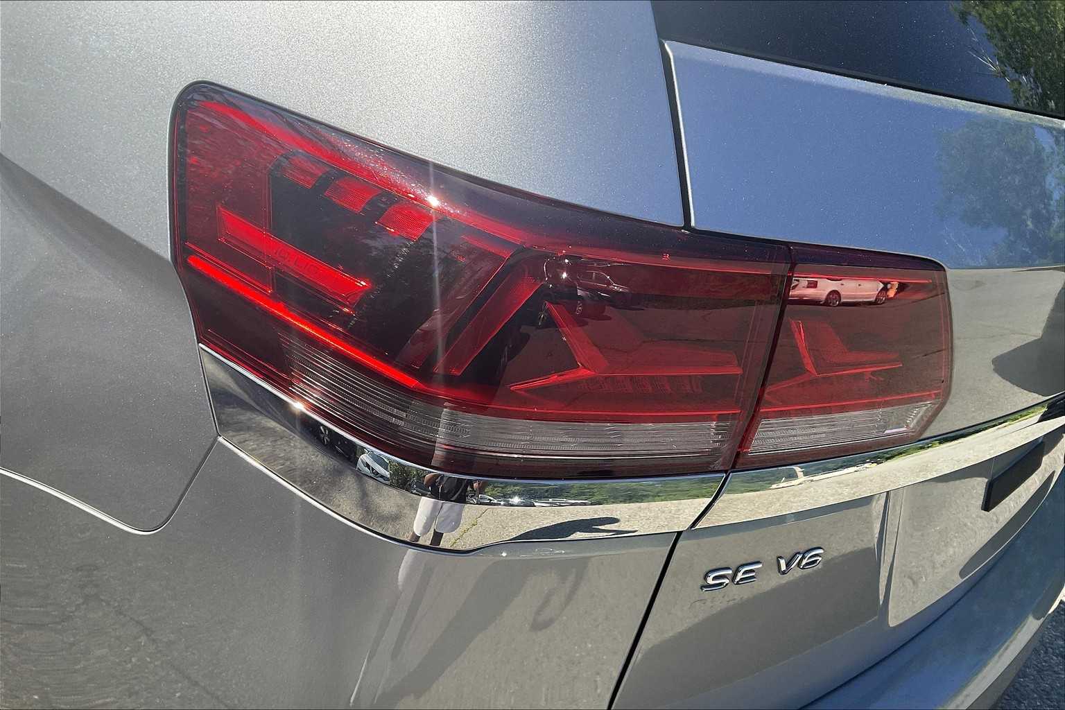 2022 Volkswagen Atlas 3.6L V6 SE w/Technology - Photo 34
