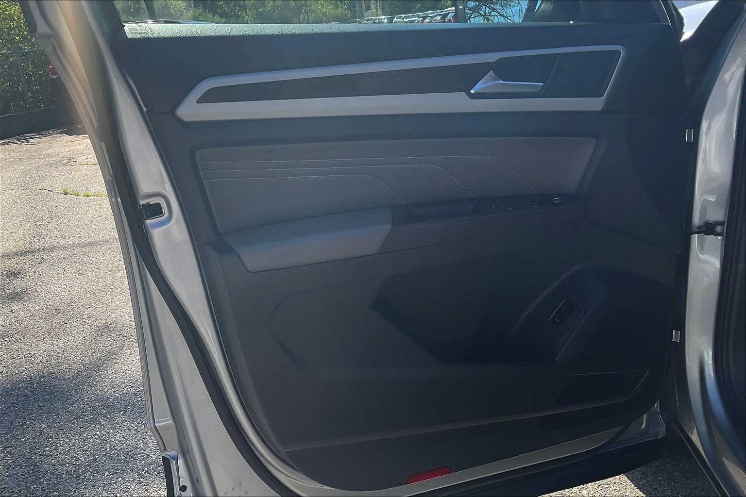 2022 Volkswagen Atlas 3.6L V6 SE w/Technology - Photo 9