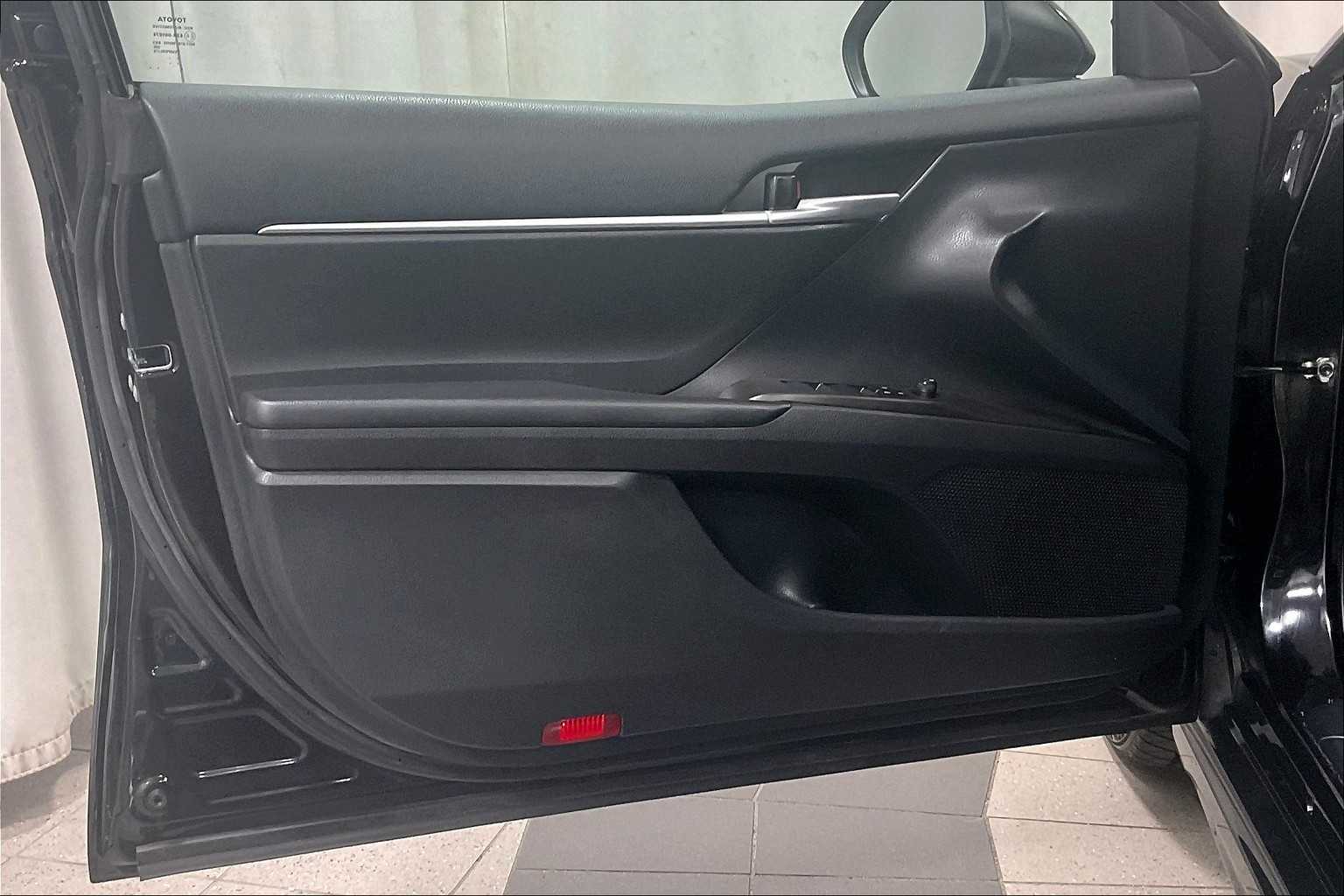 2023 Toyota Camry SE - Photo 9