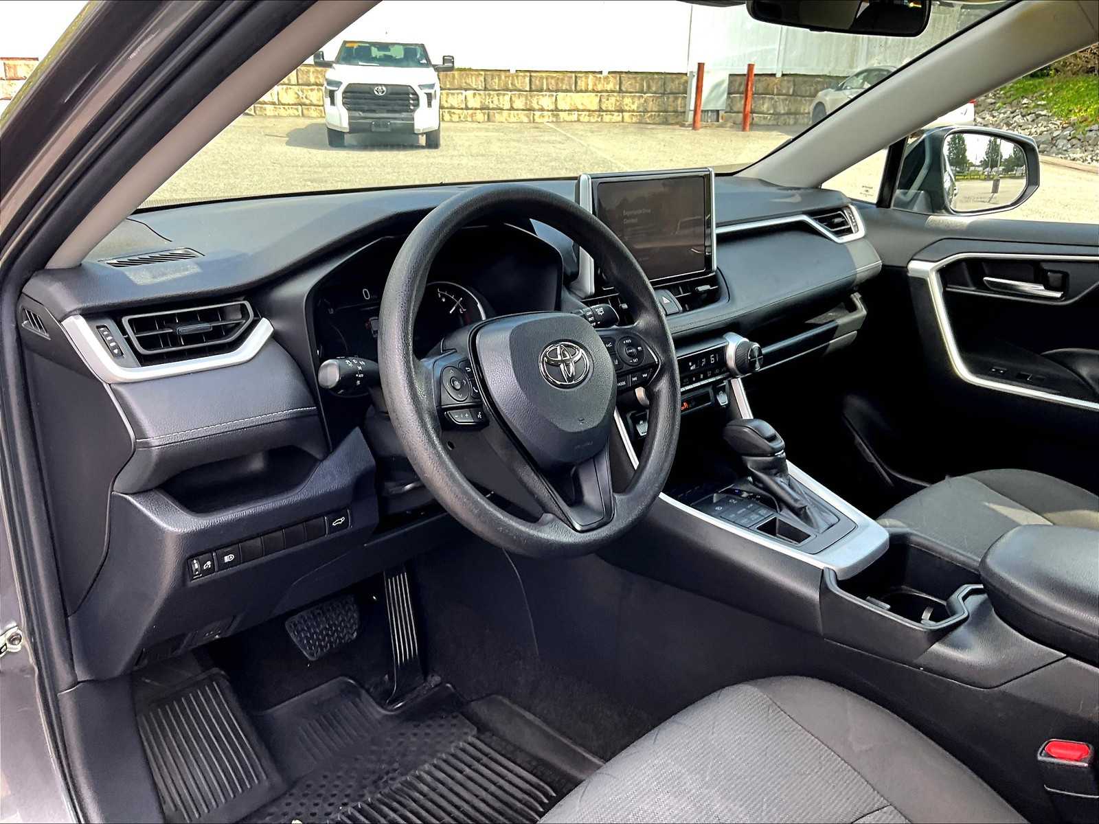 2023 Toyota RAV4 XLE - Photo 11