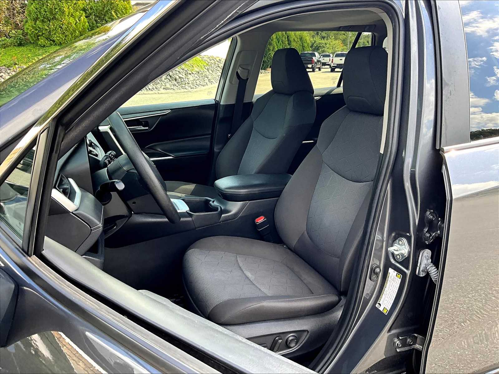 2023 Toyota RAV4 XLE - Photo 13