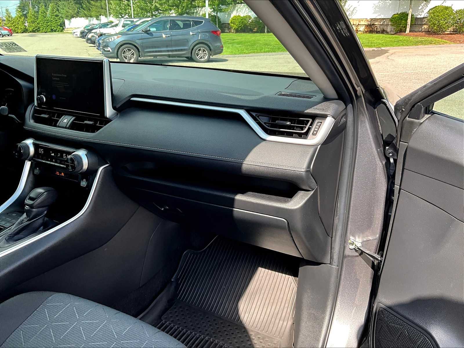 2023 Toyota RAV4 XLE - Photo 16