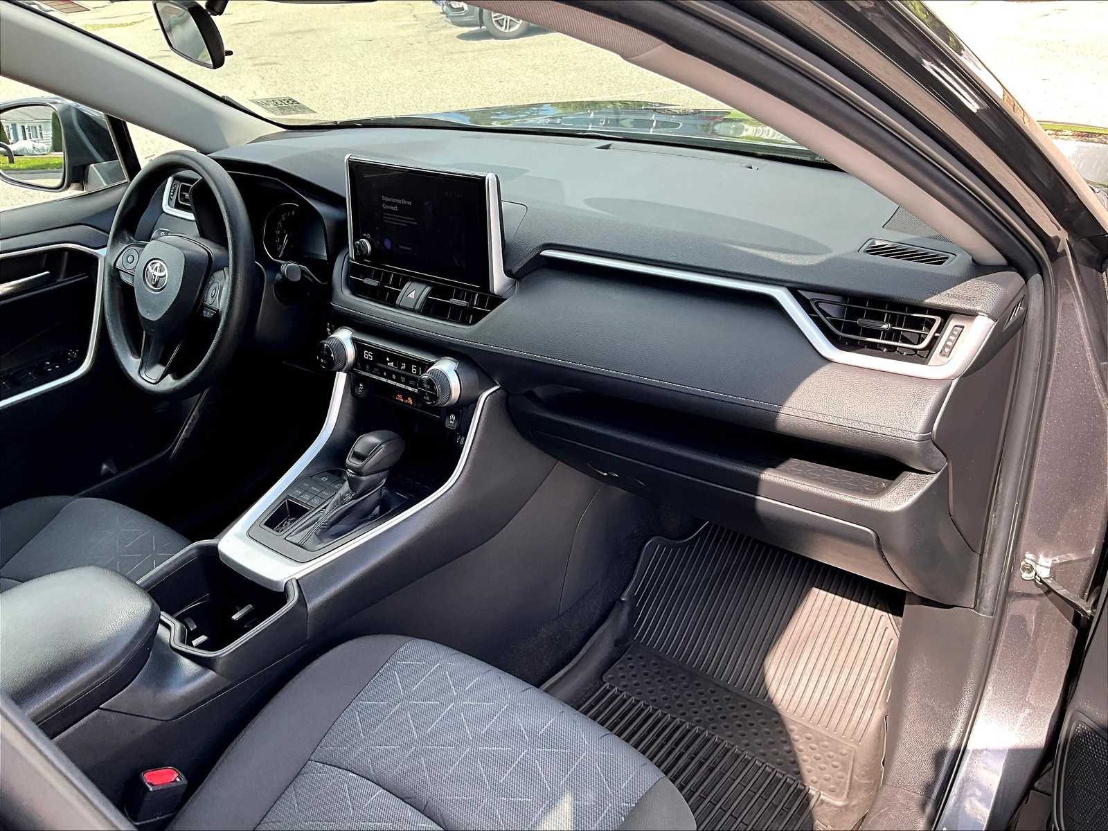 2023 Toyota RAV4 XLE - Photo 17
