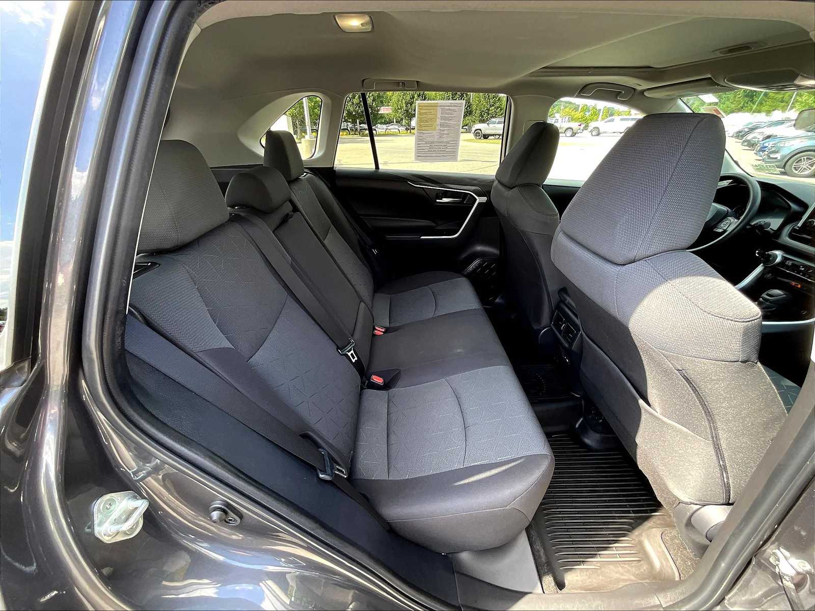 2023 Toyota RAV4 XLE - Photo 19